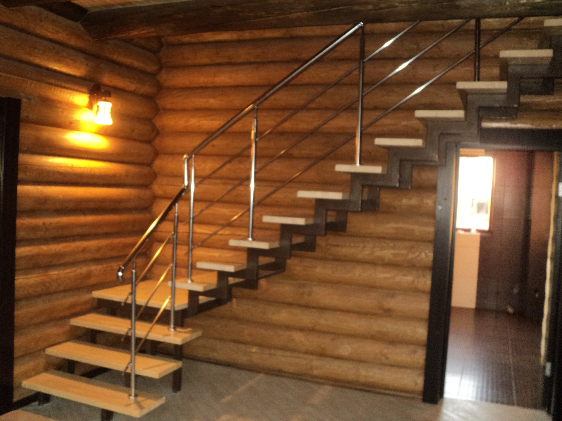 Железная лестница в деревянном доме